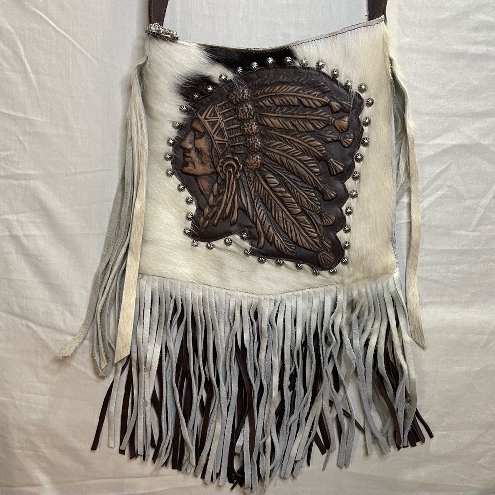 Beautiful barely used Raviani cross body purse.